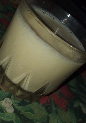 Una foto de Licuado de leche y durazno 🍑🥛 Lindo para un día caluroso☀️🌡