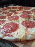 Pizza Casera con Salame/Pepperoni ahumado (Vid)