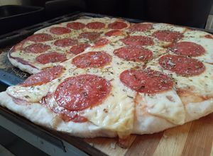 Una foto de Pizza Casera con Salame/Pepperoni ahumado (Vid)