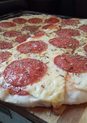 Una foto de Pizza Casera con Salame/Pepperoni ahumado (Vid)