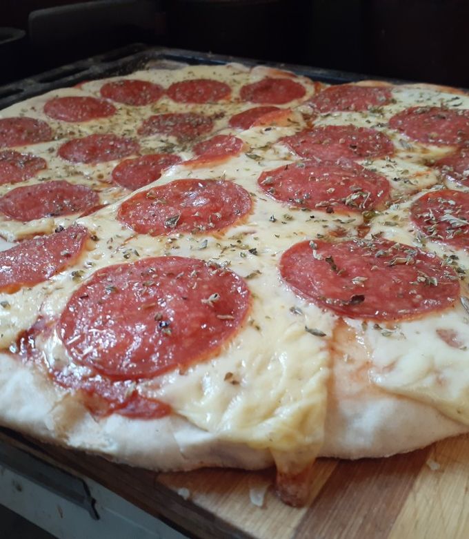 Una foto de Pizza Casera con Salame/Pepperoni ahumado (Vid)