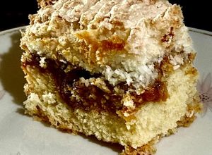 Una foto de Postre de dulce de leche y costra de coco