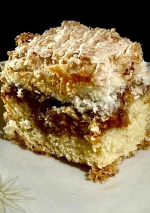 Una foto de Postre de dulce de leche y costra de coco
