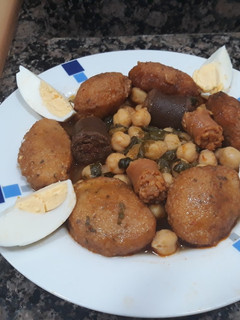 Una foto de Potaje de garbanzos con panecillos