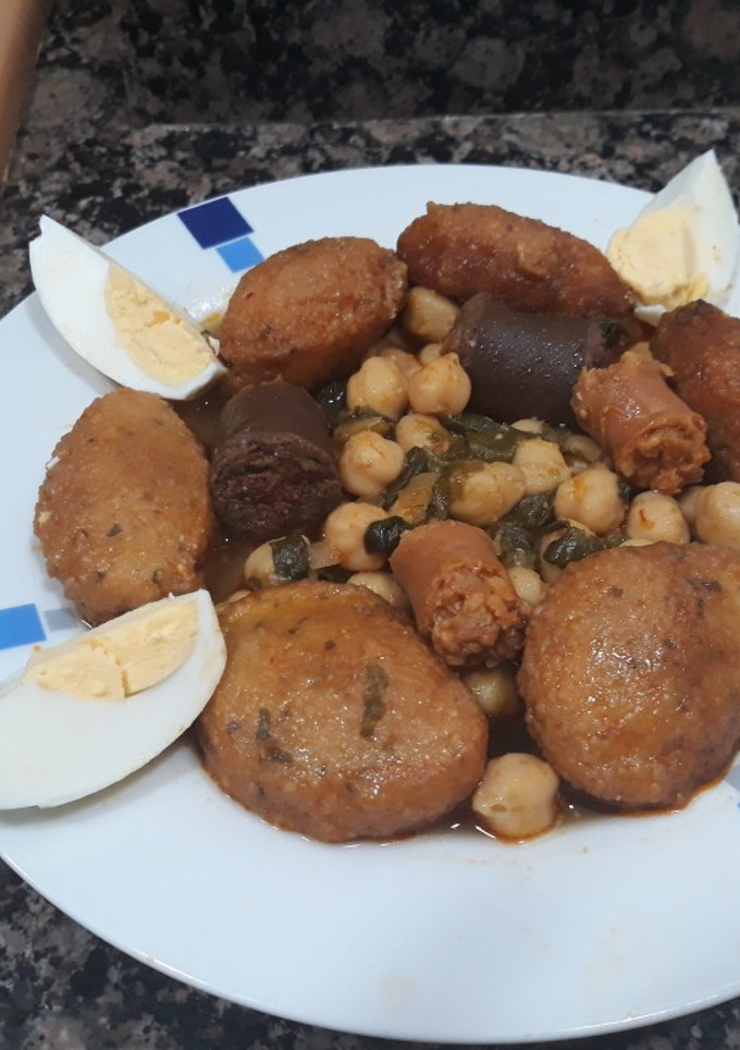 Una foto de Potaje de garbanzos con panecillos