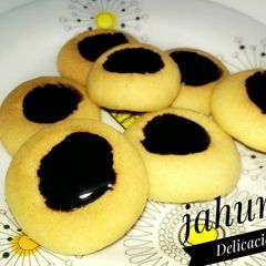 A picture of Chocolate filled Cookies.