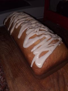 Una foto de Budín de banana y nuez con baño de chocolate blanco