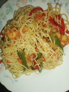 Una foto de Fideos chinos con gambas