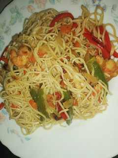 Una foto de Fideos chinos con gambas