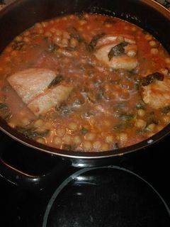 Una foto de Bacalao con garbanzos y espinacas