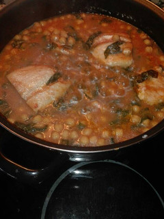 Una foto de Bacalao con garbanzos y espinacas