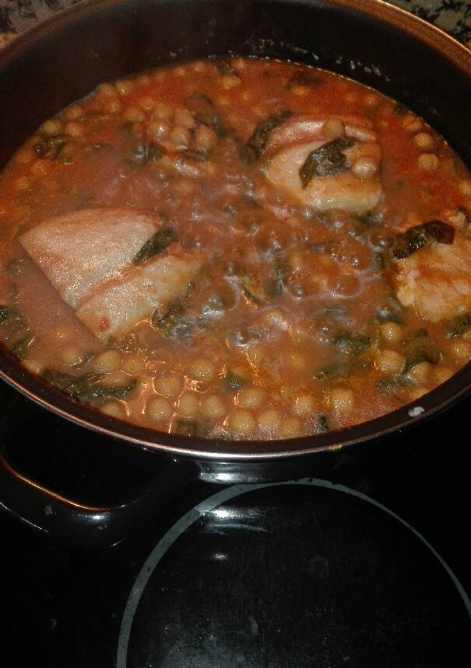 Una foto de Bacalao con garbanzos y espinacas