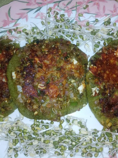 स्प्राउट्स पैनकेक (Sprouts pancake recipe in hindi) रेसिपी मुख्य फोटो