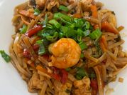 Una foto de pollo thai con leche de coco