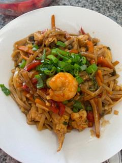 Una foto de Pad Thai de camarones y pollo
