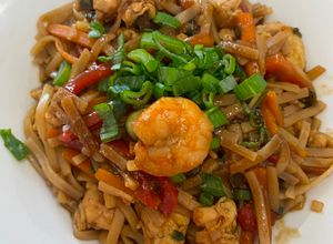 Una foto de Pad Thai de camarones y pollo