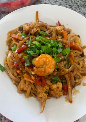 Una foto de Pad Thai de camarones y pollo