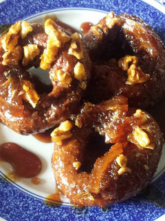 Una foto de Rosquillas con nueces caramelizadas y naranja confitada #huevo