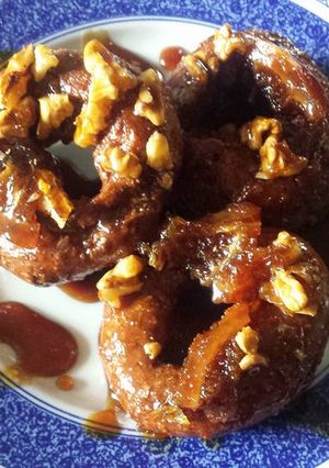 Una foto de Rosquillas con nueces caramelizadas y naranja confitada #huevo