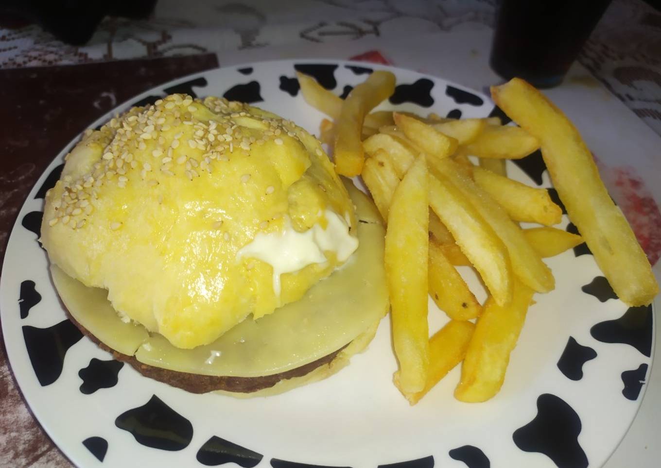 Hamburguesa de salchichas con queso o carne de res