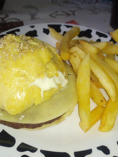 Una foto de Hamburguesa de salchichas con queso o carne de res