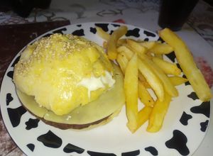 Una foto de Hamburguesa de salchichas con queso o carne de res