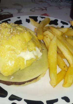 Una foto de Hamburguesa de salchichas con queso o carne de res