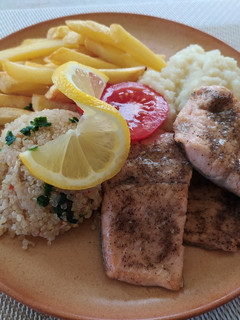Lazac quinoával, paszternák pürével és hasábburgonyával #gluténmentes #tejmentes recept fotója