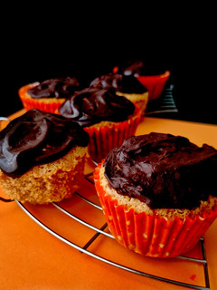 Una foto de Muffins veganos de naranja y chocolate🍊🍫🧁