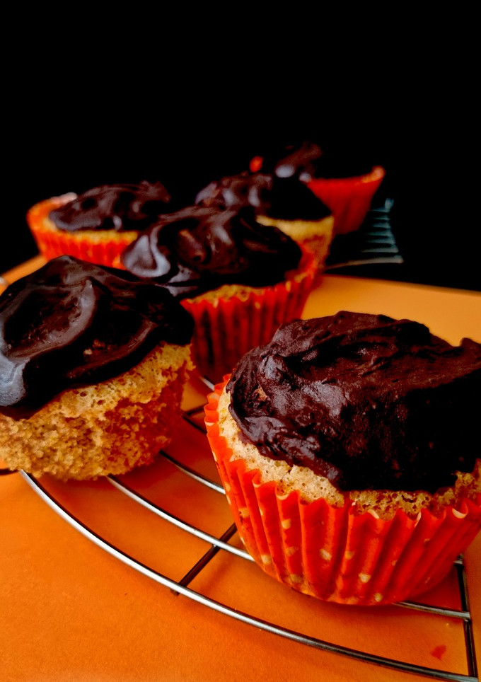 Una foto de Muffins veganos de naranja y chocolate🍊🍫🧁