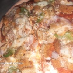 A picture of Cheese bread pizza 🍕😋.