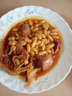 Una foto de Alubias con jamón, chorizo y forro de cabeza