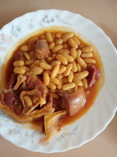 Una foto de Alubias con jamón, chorizo y forro de cabeza