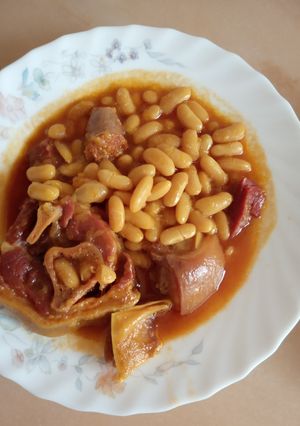 Foto principal de Alubias con jamón, chorizo y forro de cabeza