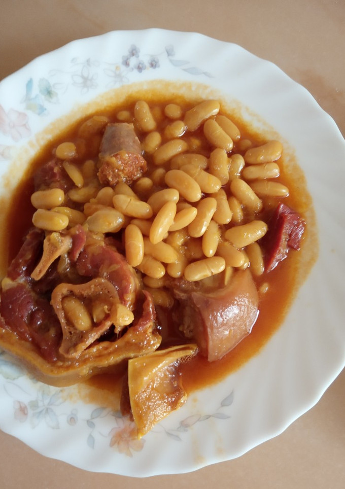 Una foto de Alubias con jamón, chorizo y forro de cabeza