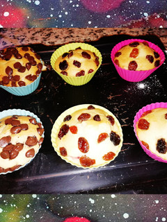 Una foto de Muffins con pasas, sirope de fresa y pepitas de chocolate