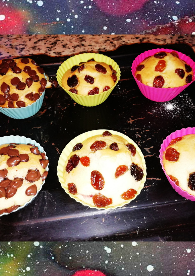 Una foto de Muffins con pasas, sirope de fresa y pepitas de chocolate