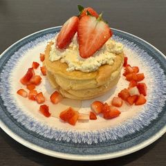 A picture of Soufflé Pancake with Strawberries and cream 士多啤梨梳乎厘班戟.