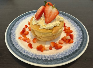A picture of Soufflé Pancake with Strawberries and cream 士多啤梨梳乎厘班戟.