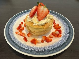 Soufflé Pancake with Strawberries and cream 士多啤梨梳乎厘班戟