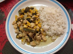 Una foto de Pollo con rajas de chile poblano