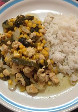 Una foto de Pollo con rajas de chile poblano