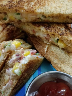 वेजिटेबल मेयो सैंडविच (vegetable mayo sandwich recipe in Hindi) रेसिपी मुख्य फोटो