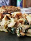 Galette con pollo, champiñones y espinacas