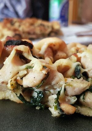 Una foto de Galette con pollo, champiñones y espinacas