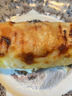 Una foto de Plátano macho maduro o bananas rellenas de carne cubiertas de queso