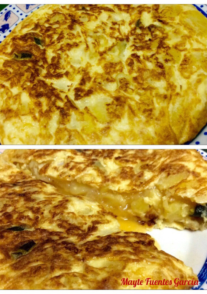 Una foto de Tortilla de patata, cebolla y calabacín