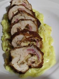 Una foto de Pollo a la Gordon blue con crema de pollo estilo bechamel