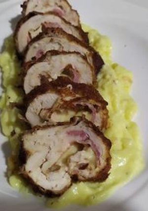 Una foto de Pollo a la Gordon blue con crema de pollo estilo bechamel