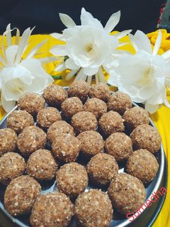 खजुर ड्राय फ्रूट लाडू (khajur dry fruits ladoo recipe in marathi) रेसिपी चे मुख्य फोटो